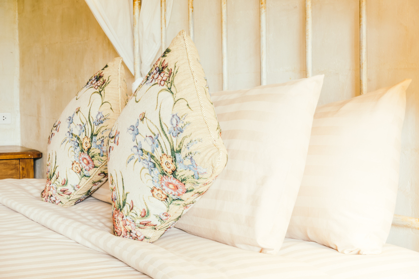 Poszewki na poduszki – dekoracyjne i praktyczne. Inspiracje do sypialni