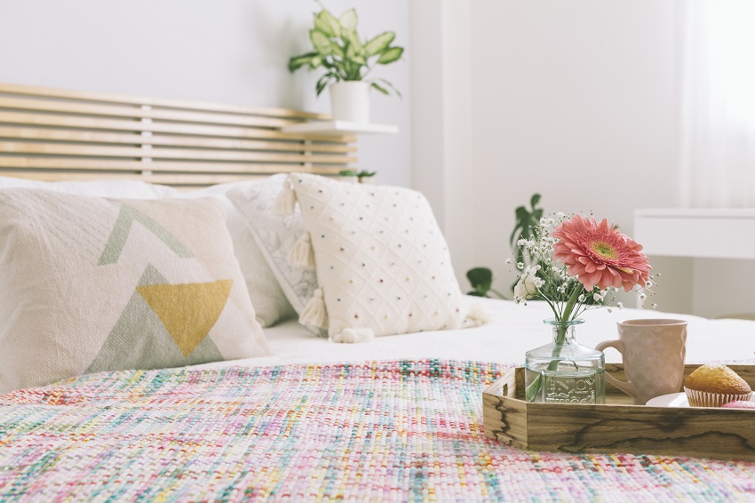 Poduszki dekoracyjne i inne dodatki do sypialni