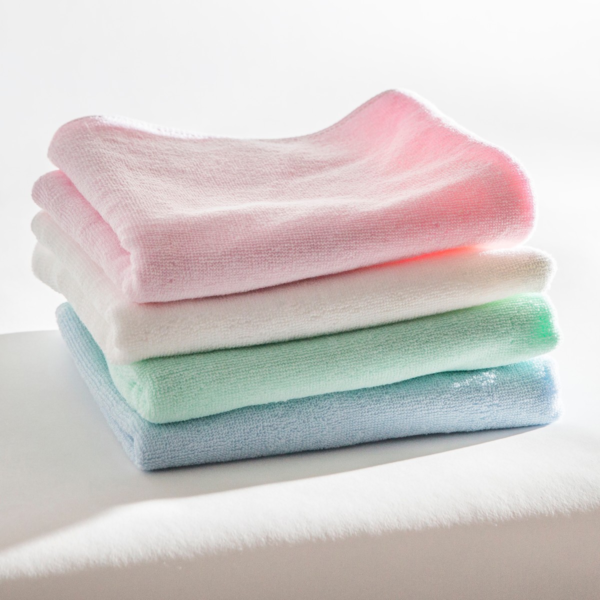 Ręczniki bawełniane czy z mikrofibry - która opcja wypada najlepiej?