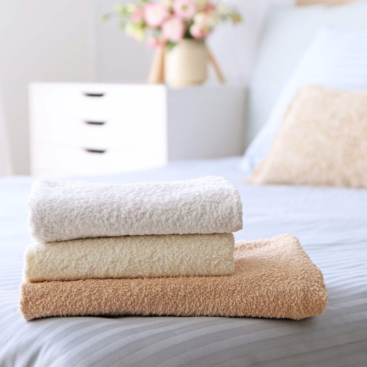 Ręcznik frotte czy welurowy? Porównanie materiałów i właściwości