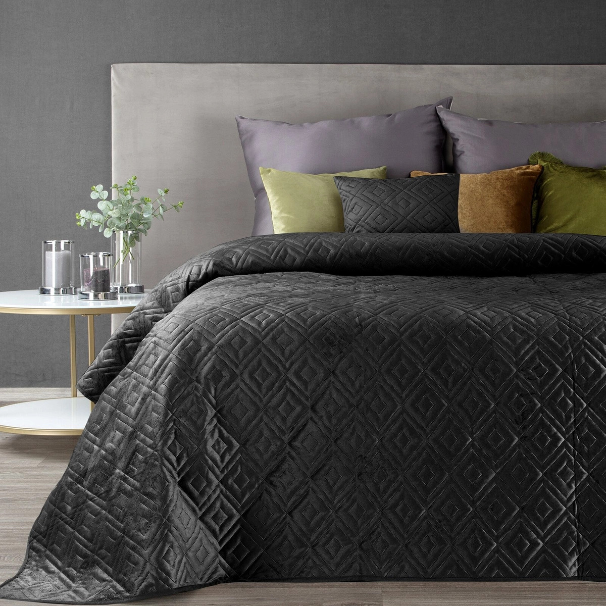 How to stylishly combine a bedspread with bedding?