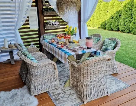 Jak zabezpieczyć stół na zewnątrz? Tekstylia odporne na plamy i wiatr