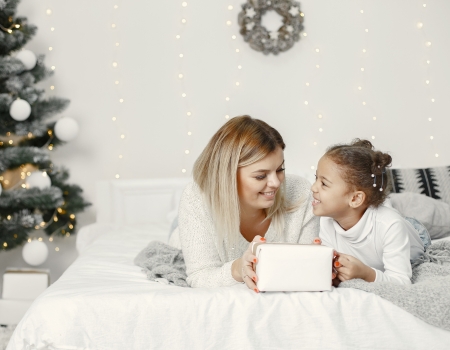 Prezent na święta dla 11 latki - co wybrać, by trafić w jej gust?