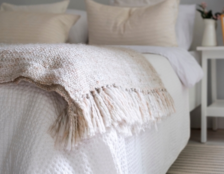 Jak poprawić komfort snu zimą? Prześcieradła i pościel, które naprawdę robią różnicę