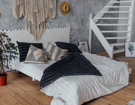 Tekstylia do sypialni na nowy rok – jak odświeżyć wnętrze bez remontu