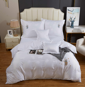 Bedding 160 x 200 5 pcs Satin Embroidered AT010