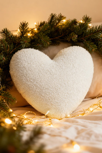 Poduszka 44 x 36 Dekoracyjna Serce Boucle Biały