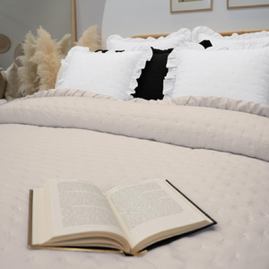 Narzuta 200 x 220 Pikowana Z Falbaną Celia 03