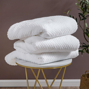 Koc 150 x 200 Mikrofibra Żakardowa Monte Biały