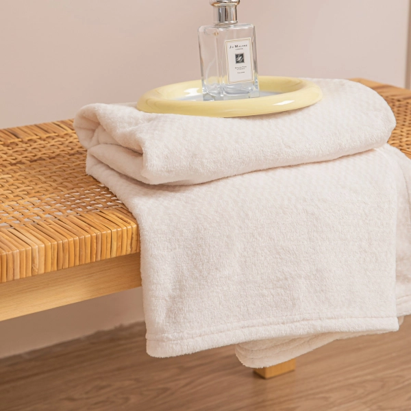 200 x 220 Plush Microfiber Willy Cream Blanket