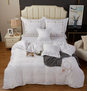 Bedding 160 x 200 5 pcs Satin Embroidered AT012